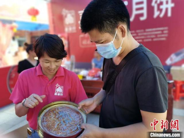 顾客选购金腿伍仁大月饼 梁晶晶 摄中新网茂名9月16日电(梁盛 梁晶晶