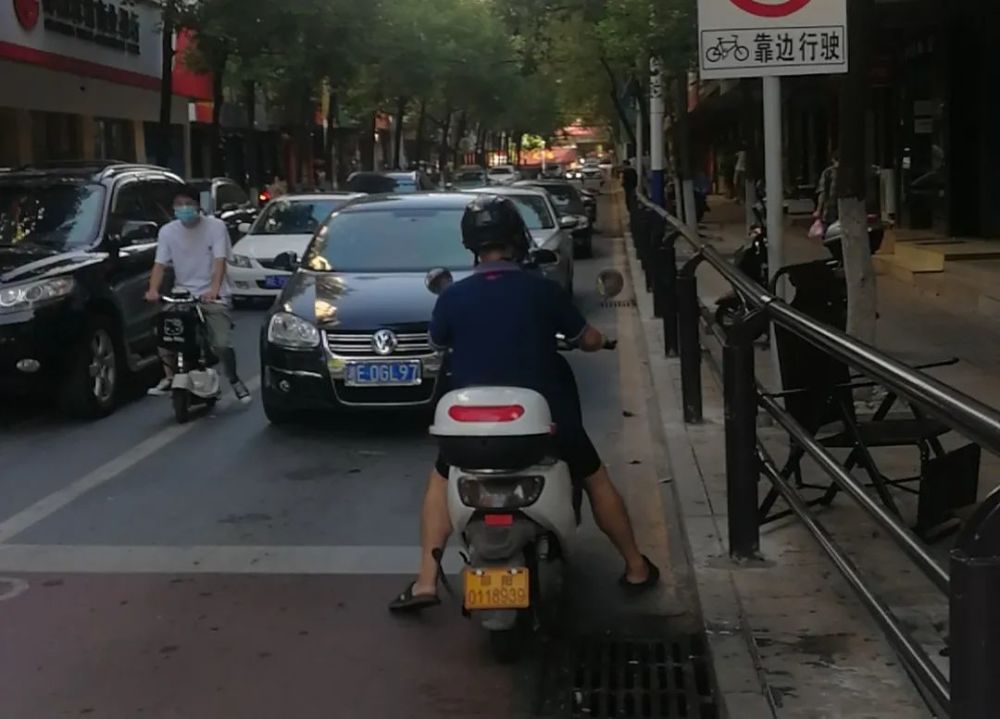 曝光邵阳这些电动车驾驶员逆向行驶危险你知道吗