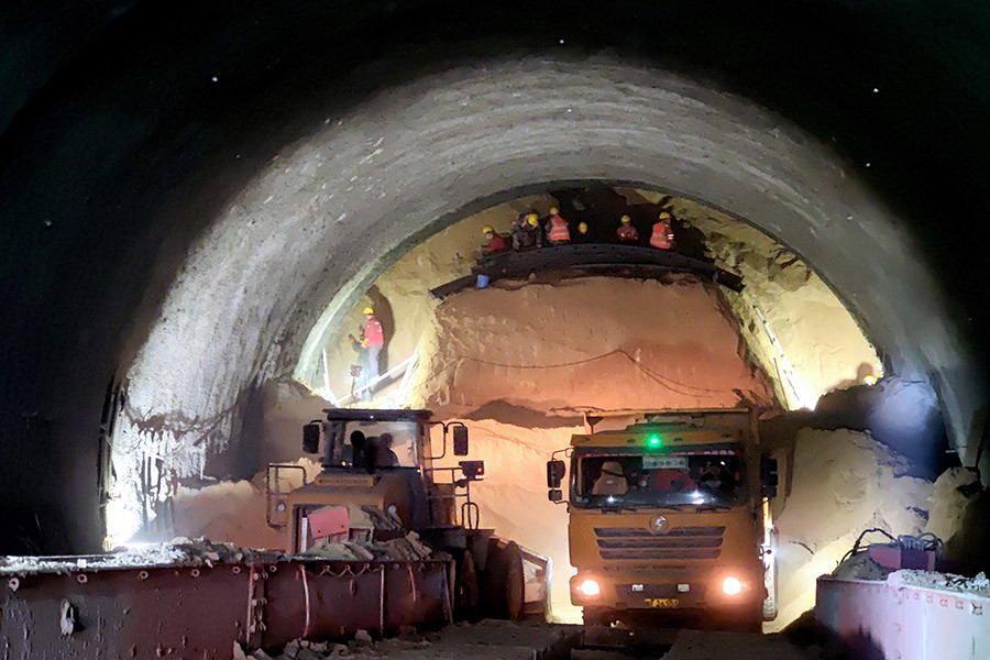 银昆高速宁夏段首条隧道今天顺利贯通