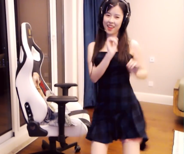 沫子直播跳印度舞被封粉丝直呼衣服撑裂了沫子都怪我身材太好