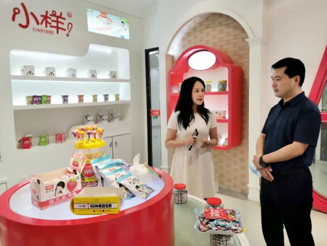 在走访全国人大代表,四川好彩头有限公司董事长何敏时,陈贵平副检察长