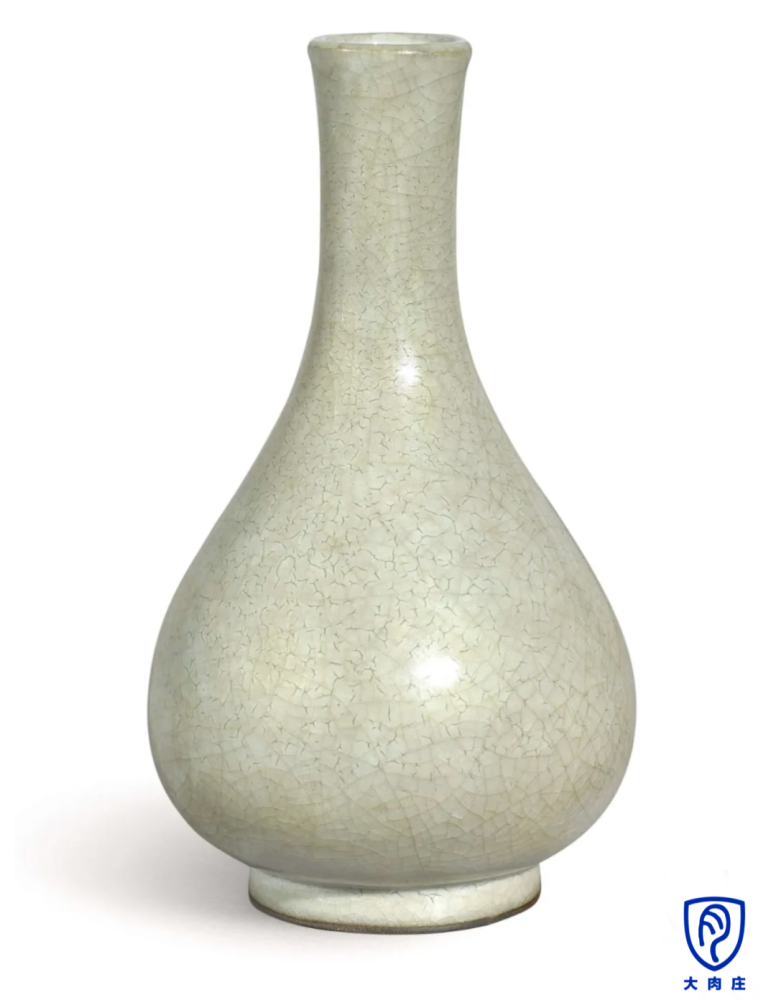 画中的花瓶蓝色釉,长颈,是较为典型的宋代花器.