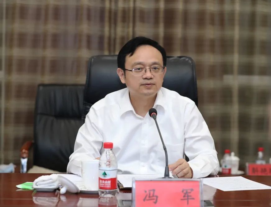 在调研座谈会上,冯军听取了省人大代表,政协委员,市县两级法院代表