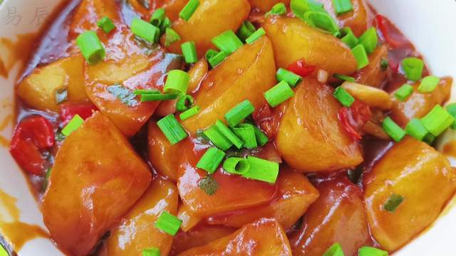 口味:素-酸甜微咸微辣 成本:3元易辰的美食日常: 红烧土豆疙瘩