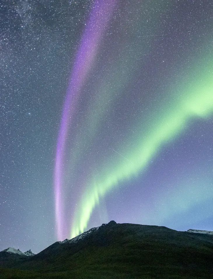 挪威出现了神秘天象,一道亮紫色弧光冲天而起!是怎么形成的?