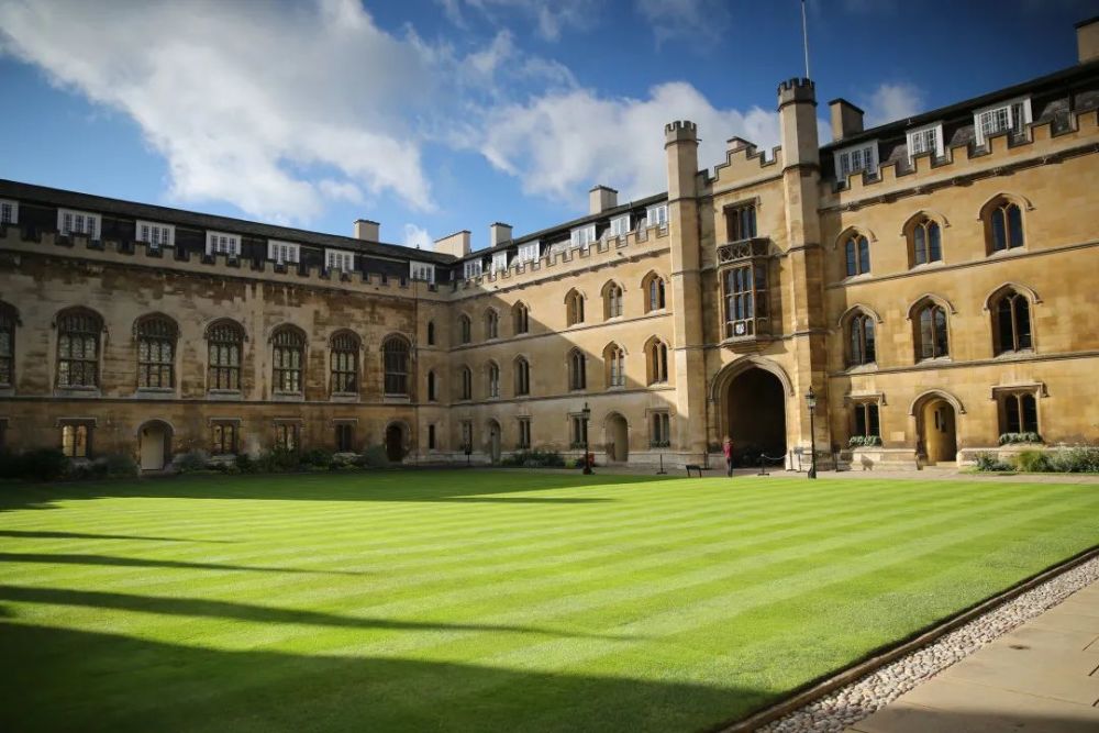 大学,他的弟弟哈里王子则选择了"四大军校"之一桑赫斯特皇家军事学院