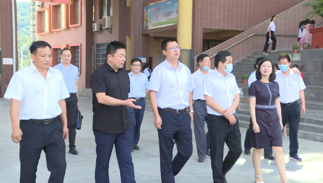 县长周黎与县委委员,宣传部部长熊庆,副县长闫常调研罗田县教育工作