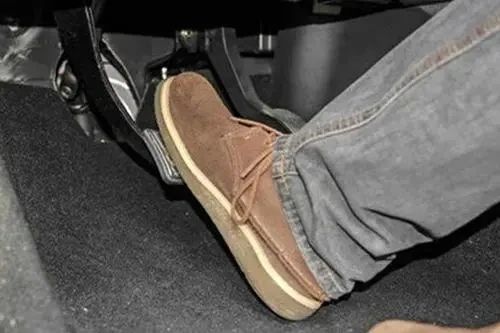 一般人不知道的刹车技巧老司机教您安全刹车关键时刻能救命