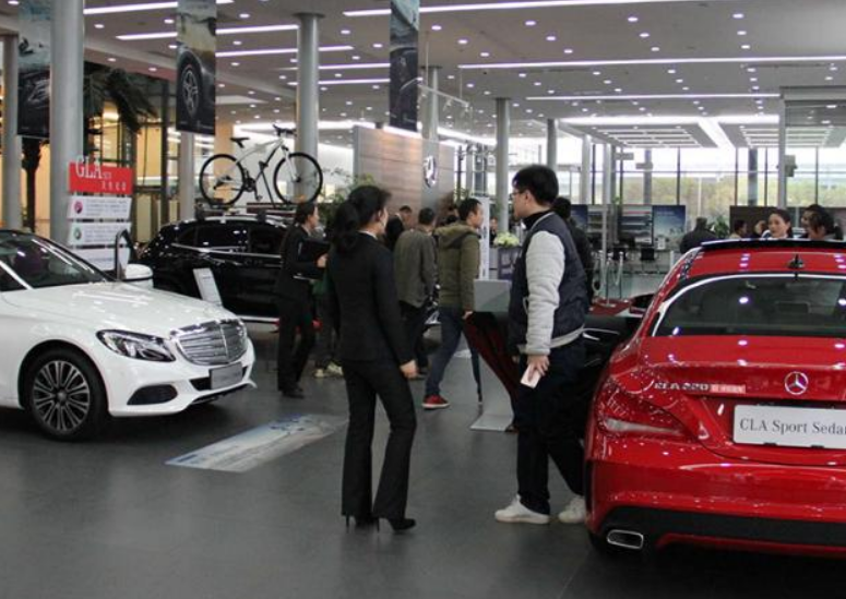 河南一奔驰车主"火"了,花30万买奔驰,为省油舍不得开空调