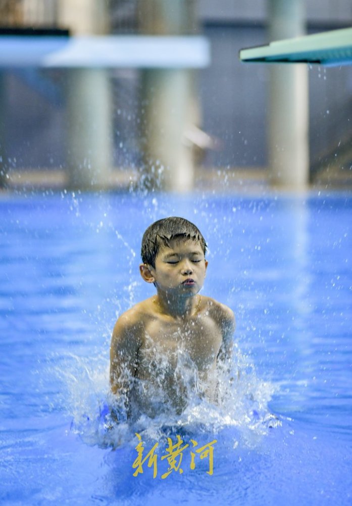 小男孩跳水训练图片