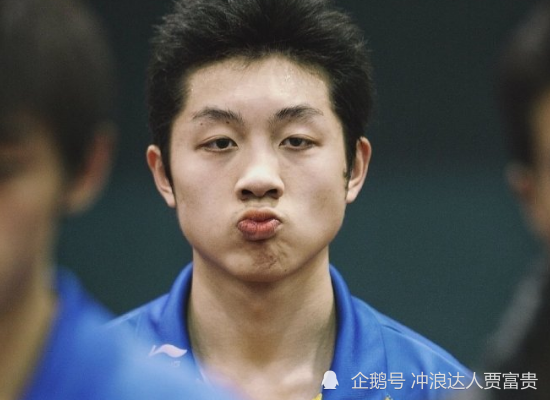 许昕晒与儿子自拍照两人嘟嘴卖萌超治愈父子俩太有爱了