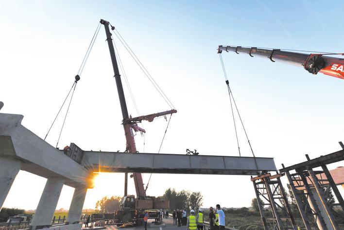 邯郸市大外环国道g107项目钢混叠合梁架设完成