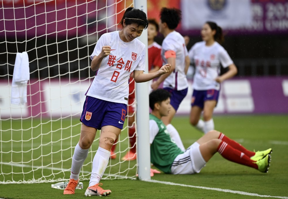奥运联合队王焱(左)庆祝进球.(中国日报记者 魏晓昊 摄)