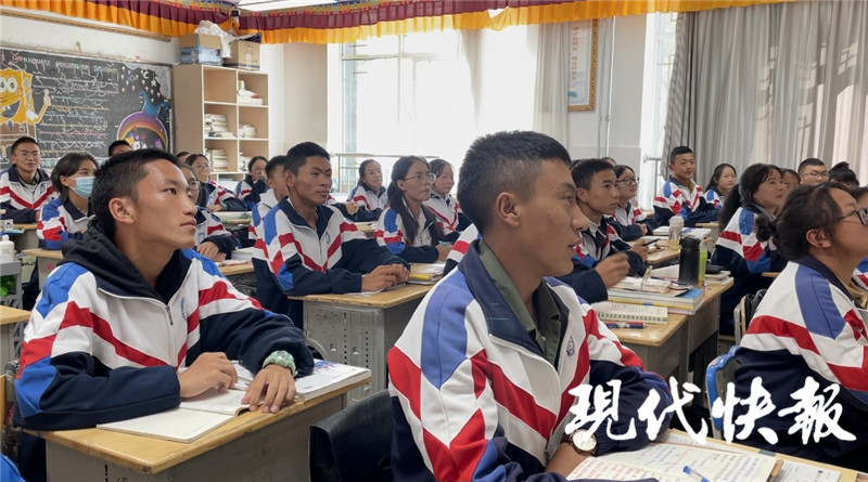 正在上课的同学们据了解,拉萨江苏实验中学是由江苏省人民政府投资
