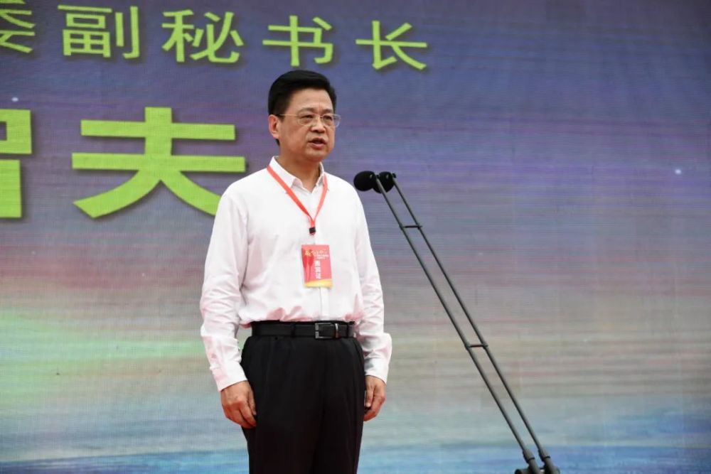 省委副秘书长曾智夫宣布郴州北湖机场正式通航▲市委书记刘志仁现场