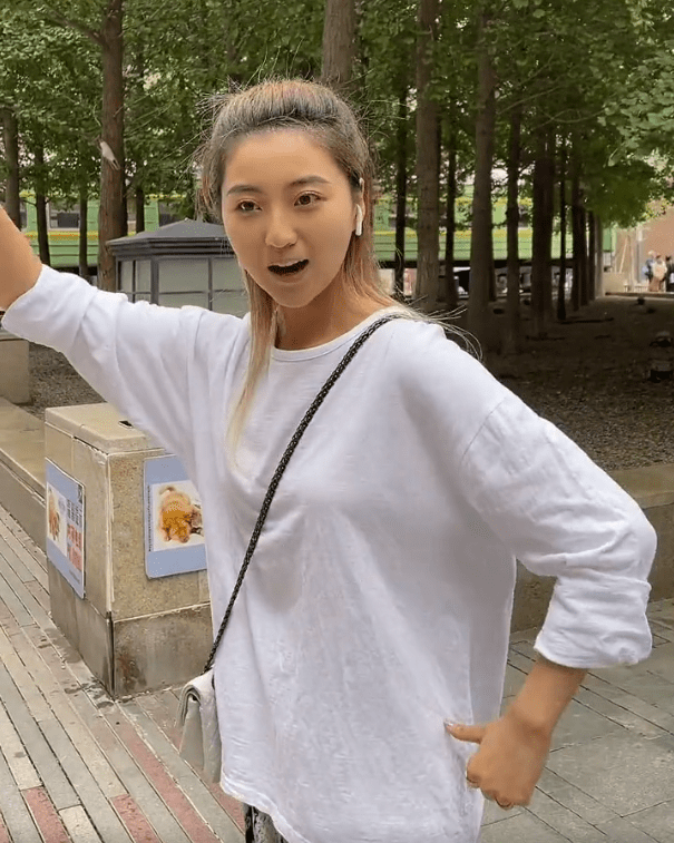 网红小潘潘乱改黄梅戏惹争议,科班出身上过央视晚会,被批不冤