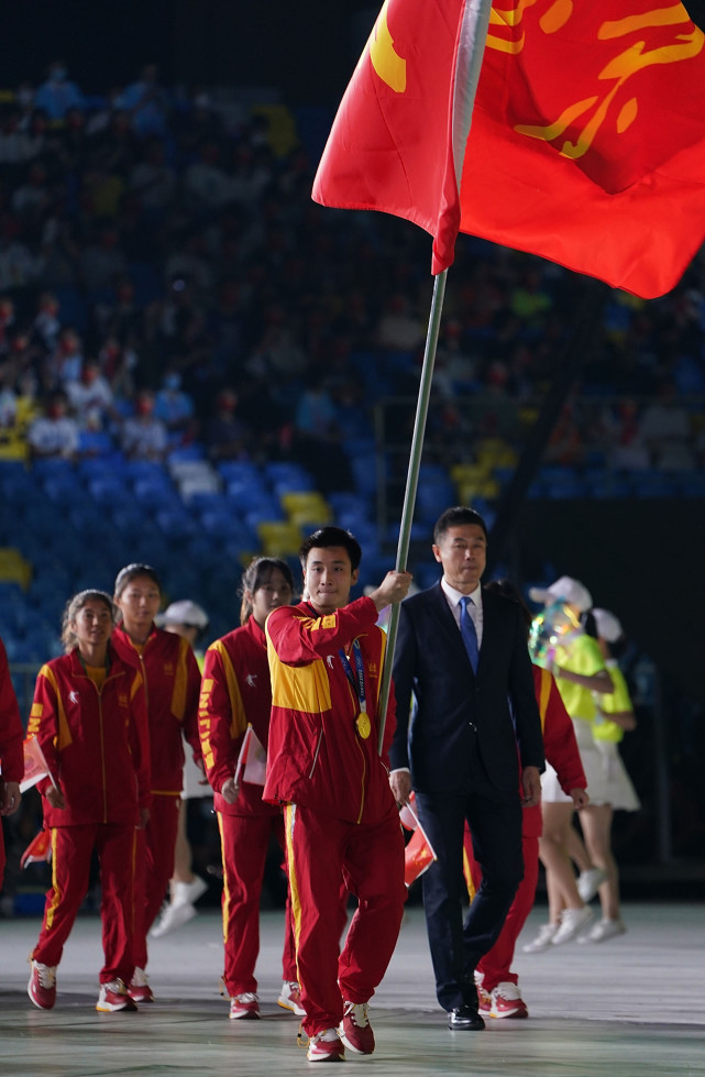 盘点第14届全运会各省旗手有名将有新人11位奥运冠军同场擎旗