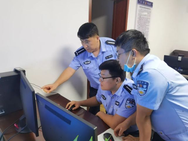 "看着气喘吁吁的小伙子,接待民警王小虎一边安抚男子情绪,一边听他