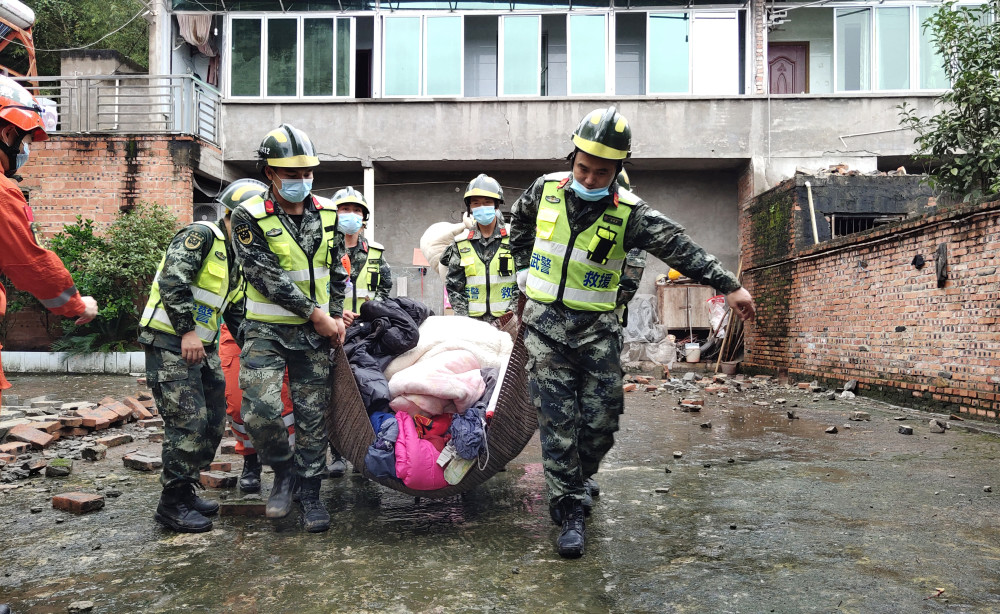 图文互动武警部队全力推进四川泸县地震抢险救灾