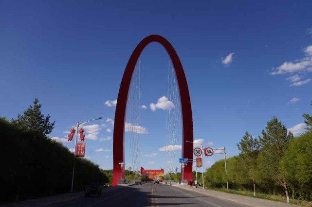 神州友谊大桥造型优美,当地人叫它"彩虹桥". (南方周末记者 翁洹/图)