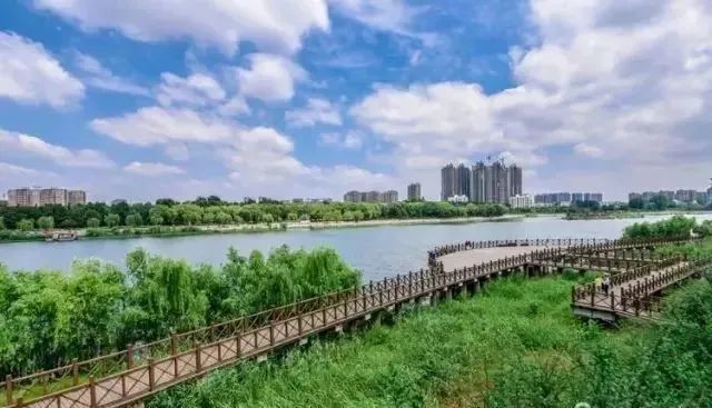 漯河境內有5個4a級景區,分別是沙澧河風景區,開源森林公園,小商橋