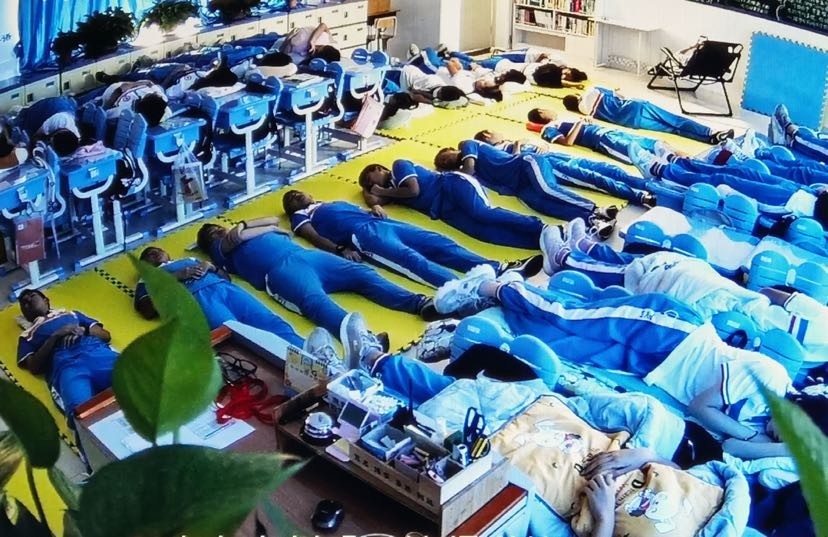 学生午休平躺睡广州这所学校4年前就开始这样做了