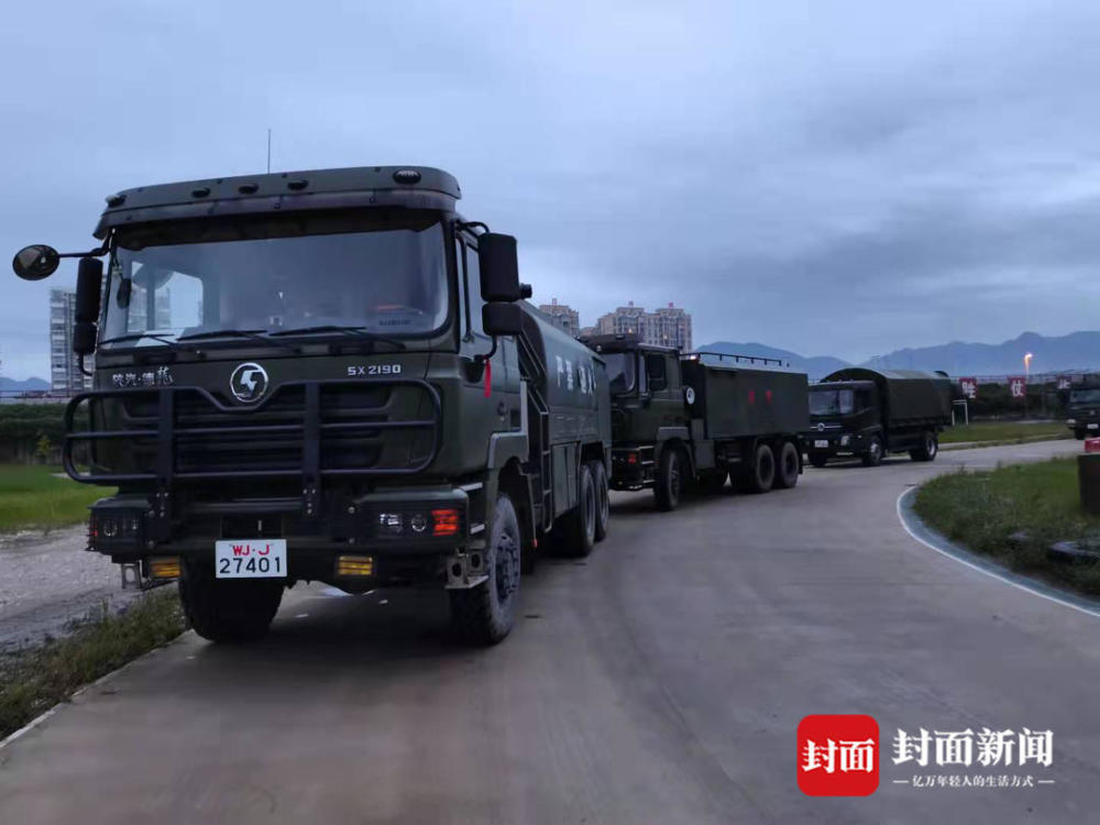 四川武警官兵驰援泸州转移受灾群众及物资