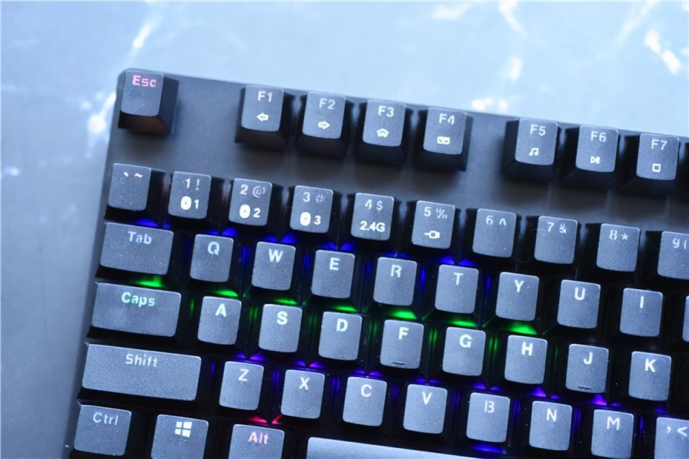 混彩背光的游戏机械键盘轻松连接多台设备