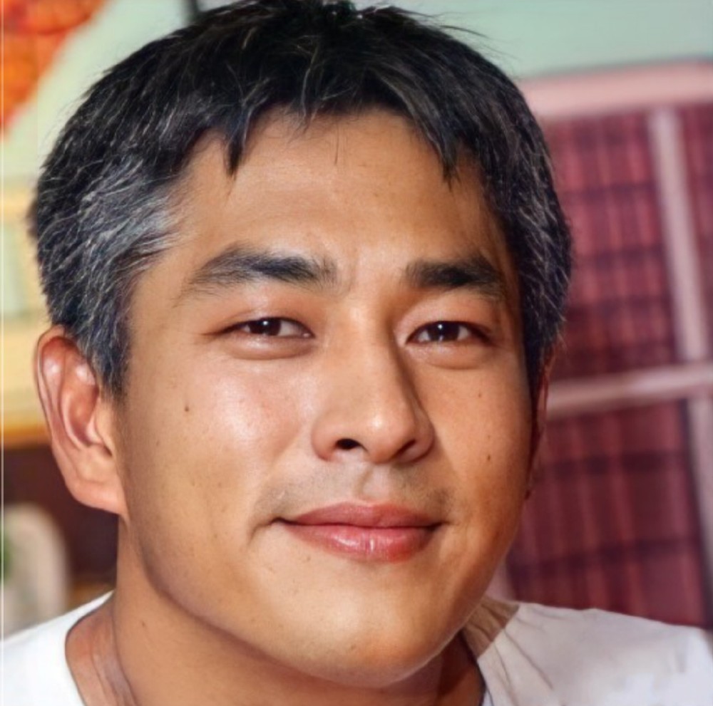 林恬儿为老公庆生,何正德已经两鬓斑白,两人相互依偎超级恩爱