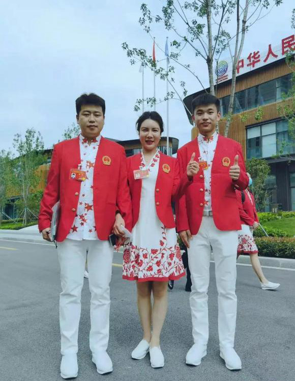 笑逐颜开!杜丽一手挽丈夫一手拉爱徒,"一家三口"都是奥运冠军