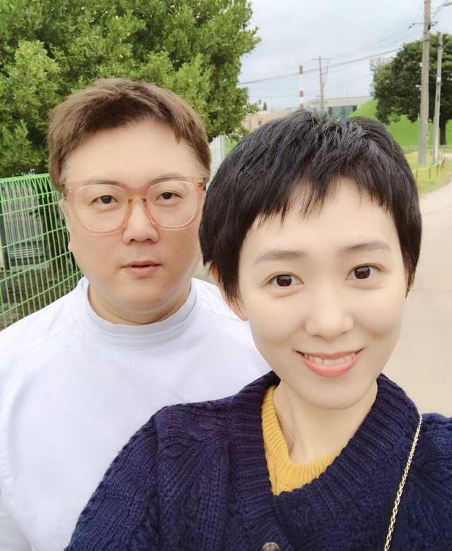 从安贤珉的社交平台上的动态来看,他的生活除了工作,研究美食之外,便