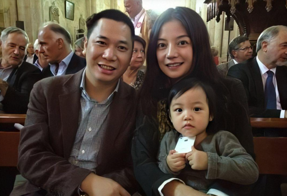 赵薇风波后现身安徽老家素面略显疲惫和粉丝合影很随和