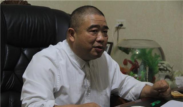 重庆男子唐毅7岁失去双腿38岁逆袭亿万富豪娶1米7女秘书