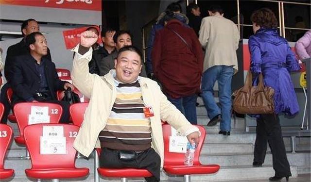 重庆男子唐毅7岁失去双腿38岁逆袭亿万富豪娶1米7女秘书