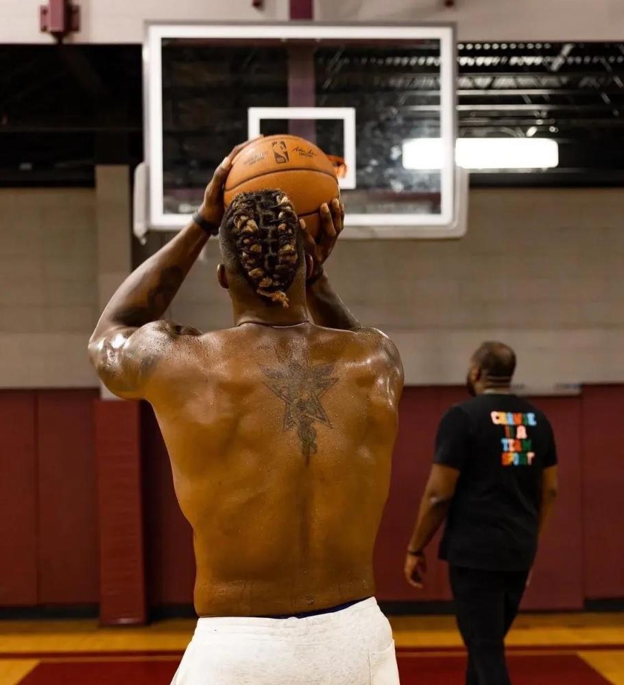 霍华德备战新赛季,这身材依然还是那个魔兽