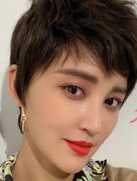 张歆艺短发怼脸自拍照曝光 妆容精致撞脸宁静