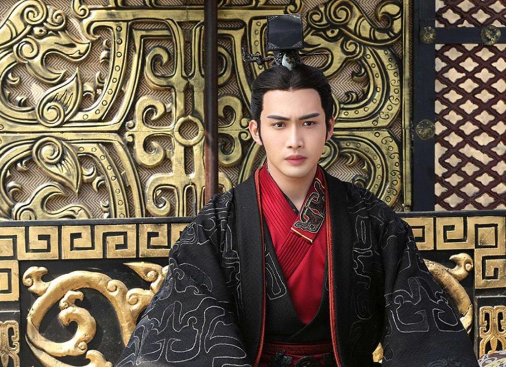 秦始皇只比刘邦大三岁,秦始皇49岁病故,刘邦48岁起兵