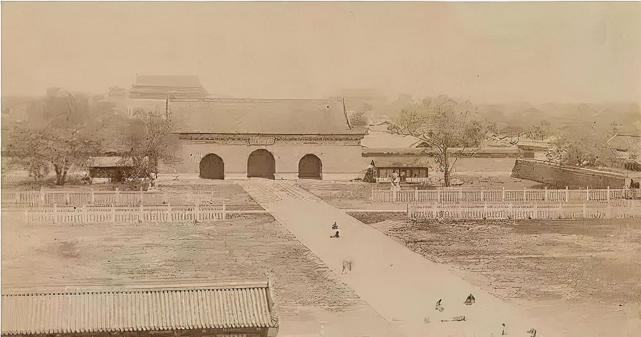 1876年的北京大清門.大清門,是皇城的正南門,是清朝的