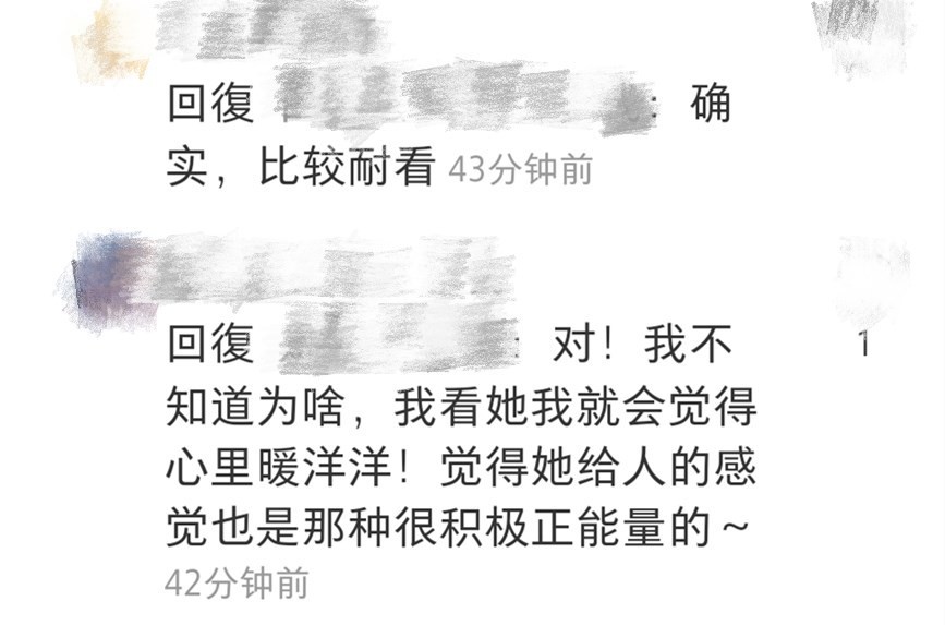 贾玲张小斐逛游乐园！和路人拍大合照没架子，后者太瘦撑不起衣服