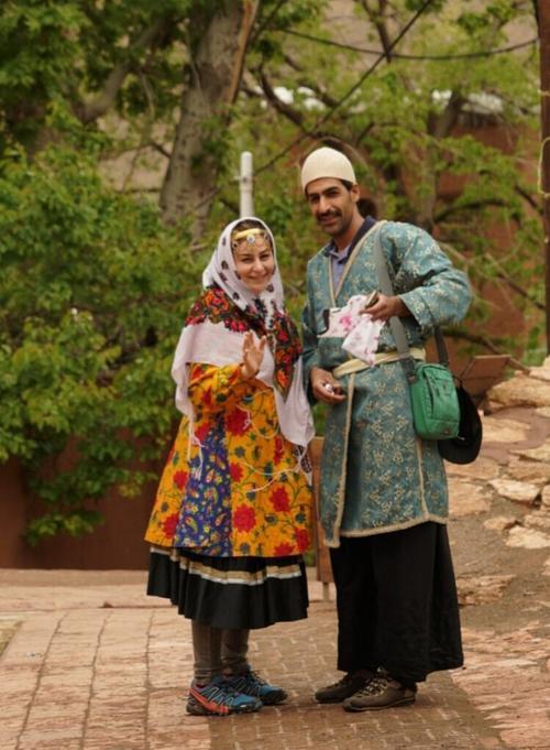 波斯(伊朗)传统服饰伊拉克传统歌舞而咱们印象中,男人一身白袍,女人