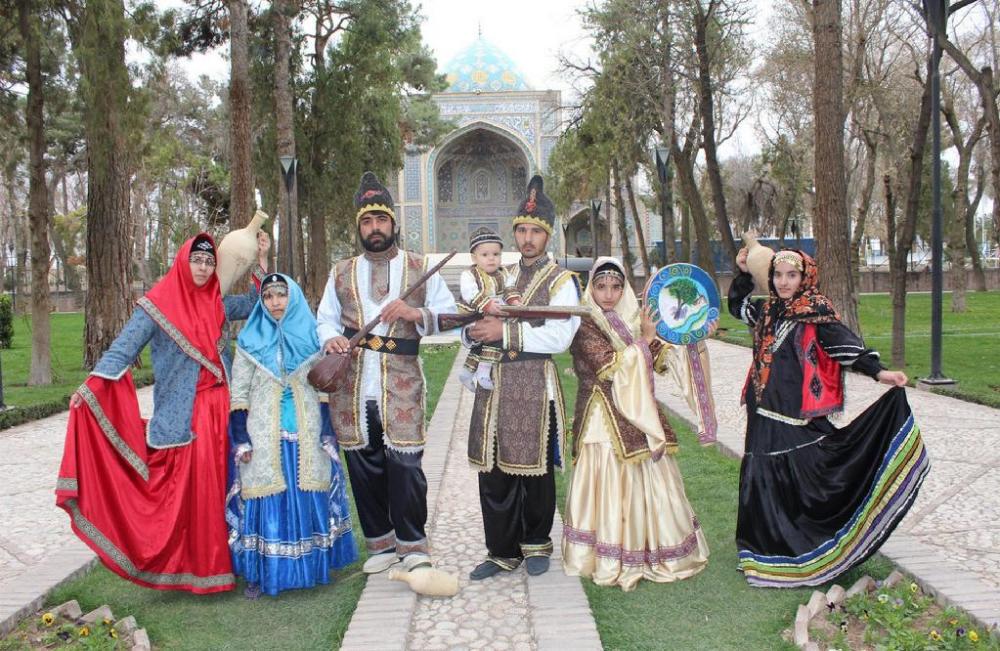 伊拉克传统歌舞而咱们印象中,男人一身白袍,女人全身裹在黑色布卡里的