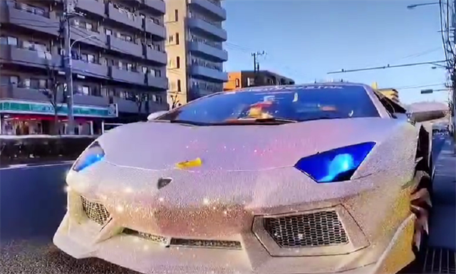 全车水晶钻石漆的兰博基尼选配价高达7位数连轮毂上都镶了钻