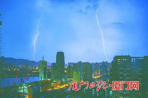 16日凌晨一点半左右,岛内出现密集的雷暴.(本报记者林铭鸿摄)