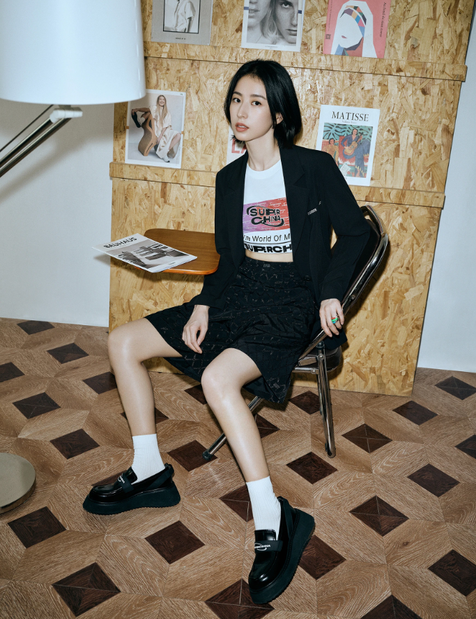 周雨彤环球影城打卡照,私服造型像大妈,不丑还显瘦