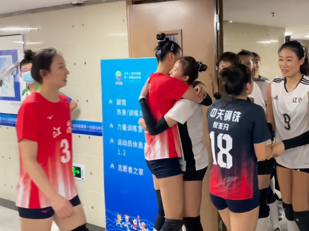 央视直播全运会女排比赛,张常宁赛后怎么哭了?李盈莹疑似又垫脚