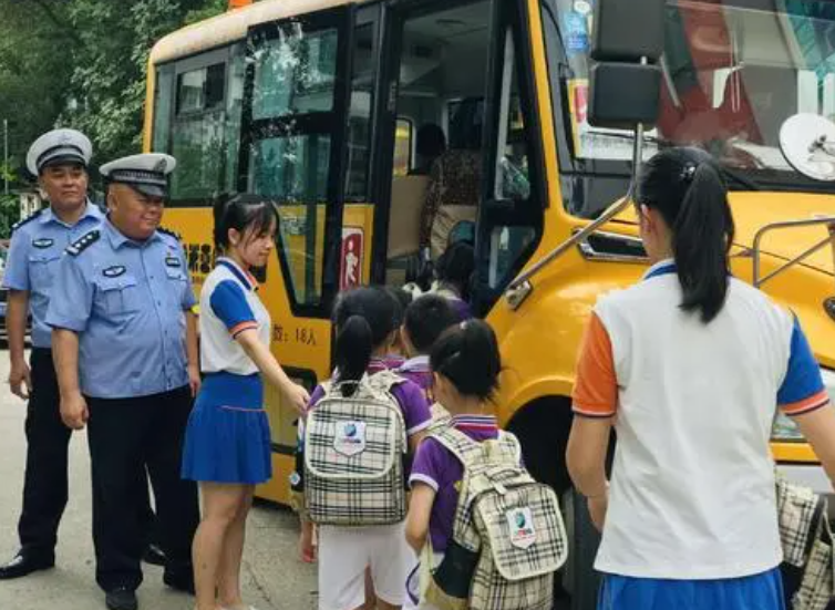 尤其是很多地区的幼儿园一般都在下午四点半左右放学,往往在这个时候