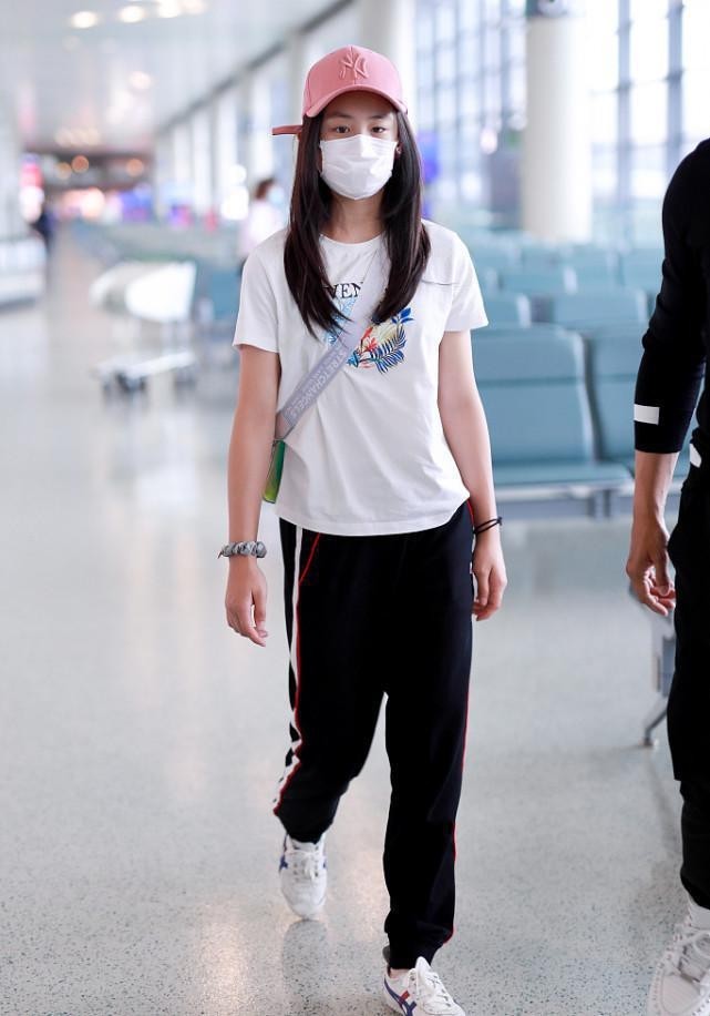 森碟真成熟了不少,穿卫衣裙也盖不住好身材,腿长超过爸爸田亮