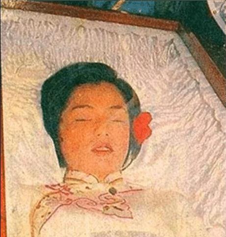 翁美玲葬禮現場,圖7其美麗遺容,年僅26歲,網友說:再無俏黃蓉