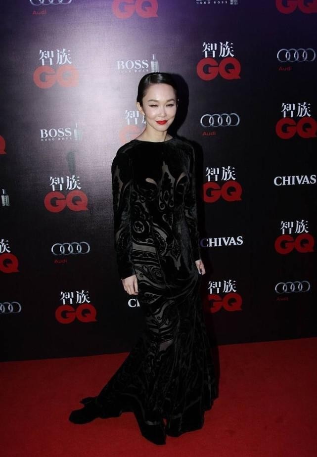 范文芳真挺贵气的,穿黑色透视裙高贵有型,但贴头皮发型有点显老_腾讯