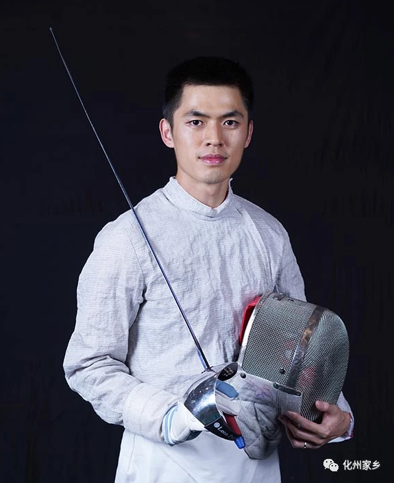 化州官桥帅小伙邓小浩获得击剑男子佩剑个人金牌.